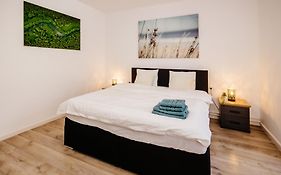 Downtown Escape - Refined & Bright, City Heart